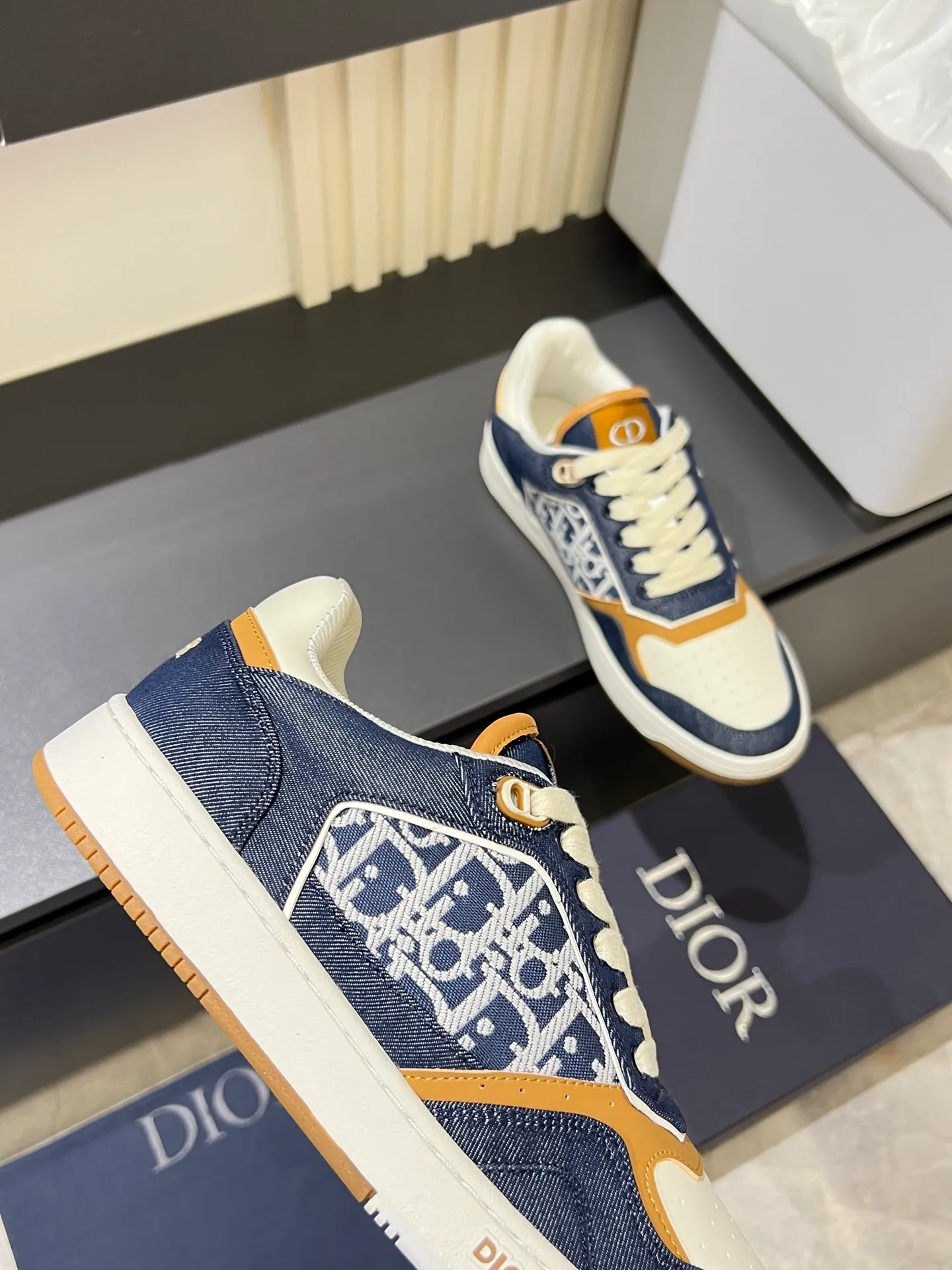 Men's shoes 💰p400 "Dio*" mid-top B27 casual sneakers. This B27 high-top sneaker is a new product in the series and continues Di*r's classic style. Crafted from gray and white smooth calf leather with beige and black Oblique print panels on the sides. The "CD Icon" shaped shoelace eyelets are clever and delicate, and the two-color rubber sole, rear collar and heel are all equipped with the brand's iconic details to enhance the style. Oblique printed straps at the ankle allow for an adjustable fit to complement the overall design. Fashionable and versatile, it can complement any look. Create an exquisite design with unique dynamic vitality and modern atmosphere, presented in low-top and high-top styles. This new must-have shoe adds a new dimension to Dior's archive heritage, embodying modern elegance. Purchase the original version and make it 1:1. If you need top quality, please come to me! Male 38-44!